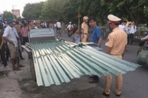 Kinh hoàng người đàn ông đi xe máy bị tôn cứa cổ tử vong tại chỗ