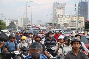 Hà Nội tắc khắp ngả, người dân vật vã tìm đường về quê nghỉ lễ 2/9