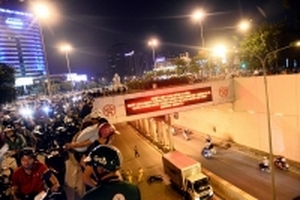 Tai nạn ở hầm Kim Liên, một thanh niên tử vong dưới gầm xe thư báo