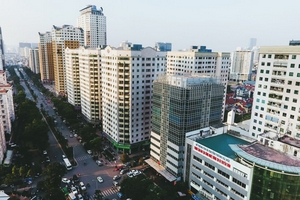 Những con đường chung 'cảnh ngộ' 1 km phải ‘cõng’ chục tòa cao ốc tại thủ đô