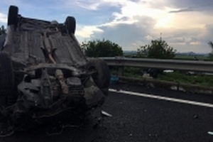 Xế hộp 'phơi bụng' trên đường sau tai nạn liên hoàn trên cao tốc Pháp Vân