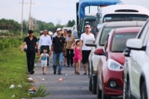 Du khách đổ về đảo Cát Bà, phà Hải Phòng kẹt cứng