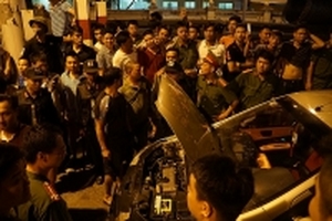 Người chặn xe, ô tô 'giả chết' ngăn trạm thu phí QL5 xả trạm