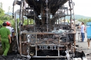 Xe giường nằm và bốn xe máy cháy trơ khung trên quốc lộ 1A