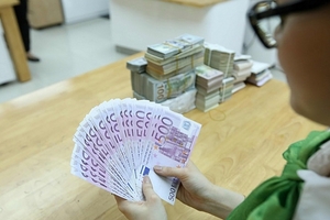 Euro tăng mạnh - kẻ khóc, người cười