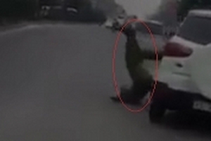 Đang làm nhiệm vụ, một chiến sỹ cảnh sát bị xe ô tô hất văng xuống đường