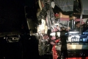 Xe khách giường nằm tông trực diện xe tải trên cao tốc trong đêm, 8 người bị thương