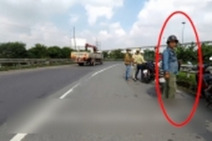 Người 'lạ' đứng gần CSGT lên tiếng: ‘Nó tông vào xe tôi rồi chạy luôn thì có'