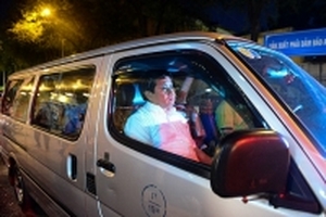 Ông Đoàn Ngọc Hải ngồi trên ôtô chỉ đạo dẹp vỉa hè sau khi bị đe dọa