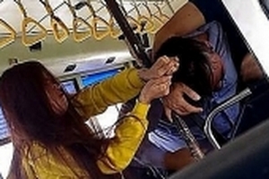 Xe buýt náo loạn vì nhân viên đánh lộn với đôi nam nữ hành khánh