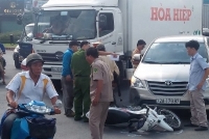 Bố va chạm giao thông, con gọi người tới đánh