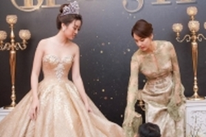 Hoa hậu Hàn Quốc cúi người sửa váy cho Hoa hậu Việt Nam