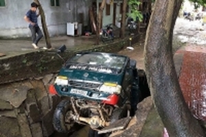 Lào Cai: Đường bất ngờ sụt lún, xe tải bị lọt nằm gọn dưới hố sâu