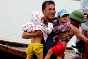 'Siêu bão' áp sát đất liền, người già, trẻ nhỏ được di chuyển đến khu vực an toàn