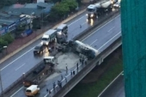 Hà Nội: Va chạm giữa hai xe ô tô, xe bồn lật ngang trên đường cao tốc trên cao