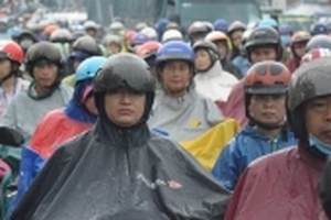 Mưa ngập, kẹt xe khiến hàng nghìn người vật vã