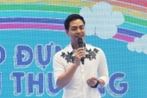 MC Phan Anh nhận đỡ đầu 10 trẻ mồ côi ở làng SOS Việt Nam