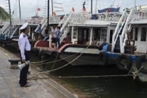 Ảnh hưởng bão số 10, sóng to khiến 2 tàu bị chìm, 7 người thoát chết