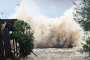 Sóng biển tràn qua đê, một số điểm bị sạt lở, 2000 người phải sơ tán