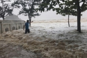 Cập nhật: Bão số 10 giật cấp 12, đang quần nát các tỉnh ven biển