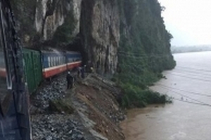 Đường sắt Bắc - Nam tê liệt vì bão, xả toàn bộ trạm thu phí