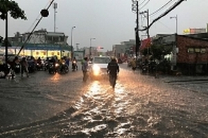 Đường sắt phong toả 30 điểm ngập, nguy hiểm