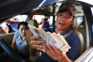 Tài xế tiếp tục trả tiền lẻ, nhân viên BOT Biên Hòa ngăn cản phóng viên chụp hình