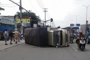 Xe tải bị lật trên quốc lộ 1 A, người dân tháo chạy