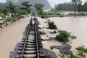 Bão số 10: Tuyến đường sắt Thống Nhất qua tâm bão đã thông suốt