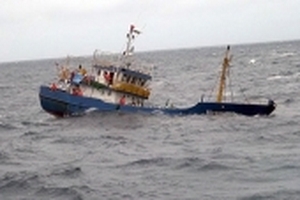 Cứu 12 người trên 3 tàu bị chìm do bão số 10 ở Quảng Ngãi