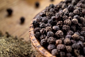 Giá hồ tiêu hôm nay (15/9) tiếp đà giảm mạnh 2.000 đồng/kg, giá cà phê quay đầu giảm nhẹ