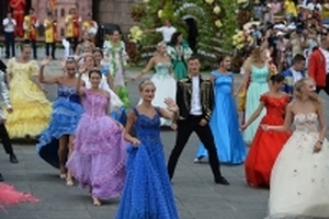 Hàng loạt màn trình diễn nghệ thuật quốc tế khuấy động phố đi bộ Hồ Gươm