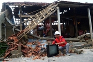 Người dân Quảng Bình cố vớt vát tài sản còn sót lại sau bão số 10