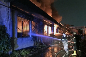 Công ty dệt may Thành Công ở Sài Gòn cháy ngùn ngụt