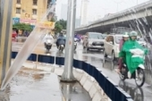 Hi hữu: Chân trụ cầu đường sắt Cát Linh – Hà Đông bất ngờ phun nước xối xả