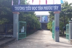 Bốn giáo viện tố cáo hiệu trưởng bị điều chuyển công tác