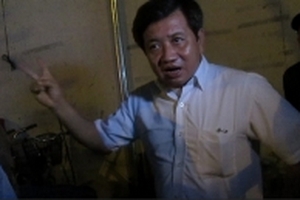 Ông Đoàn Ngọc Hải đội mưa dẹp vỉa hè, đề xuất hạ chức chủ tịch phường