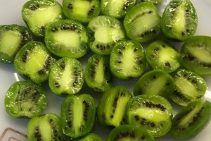 Chị em tranh mua kiwi bé như quả nho, giá cả triệu đồng một kg