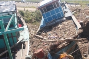 Hà Tĩnh: Ngư dân khóc ròng bên xác tàu trên... bờ đê