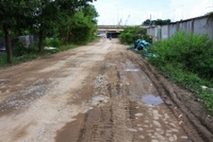 Xe tải ngang nhiên vào đường cấm, băm nát đường đê ven sông Sài Gòn