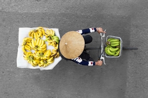 Nhiếp ảnh gia người Hà Lan và những bức ảnh thú vị về 'hàng rong' ở Việt Nam