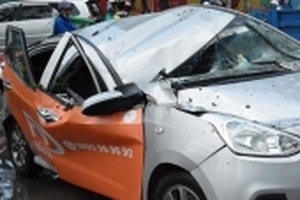 Cây cổ thụ đổ đè bẹp ô tô giữa Sài Gòn, người phụ nữ ngồi trong xe bị thương