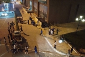 Bàng hoàng phát hiện một phụ nữ rơi xuống sân chung cư