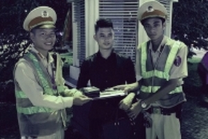 CSGT trả lại cặp chứa kim cương cho người đánh rơi