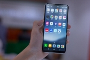 LG V30 chính thức bán toàn cầu, giá rẻ hơn Galaxy Note 8, iPhone X
