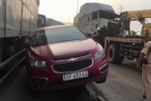 TP HCM: Tai nạn liên hoàn, hàng trăm phương tiện chôn chân trên quốc lộ 1