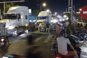 5 xe tông liên hoàn, người dân vây kín hiện trường để... chụp ảnh, livestream