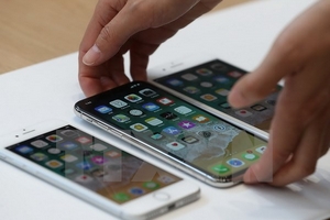 Liệu Apple có mất chỗ đứng trong phân khúc điện thoại cao cấp?