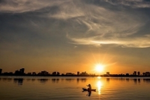 Yêu Hà Nội mà không dạo bước quanh Hồ Tây chiều thu thì thật tiếc