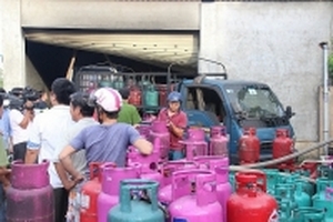 Hơn 20 loại giấy tờ 'đổi' phù hiệu xe tải chở gas: Doanh nghiệp 'cầu cứu' Thủ tướng